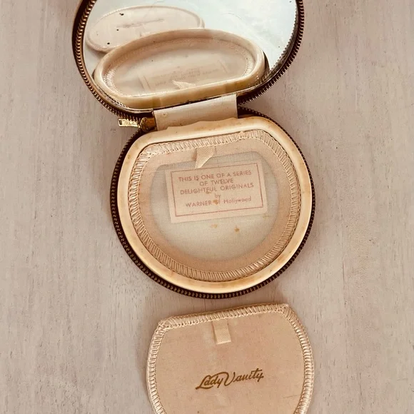 Vintage Gold Compact with Rooster Design - Picture 4 of 6